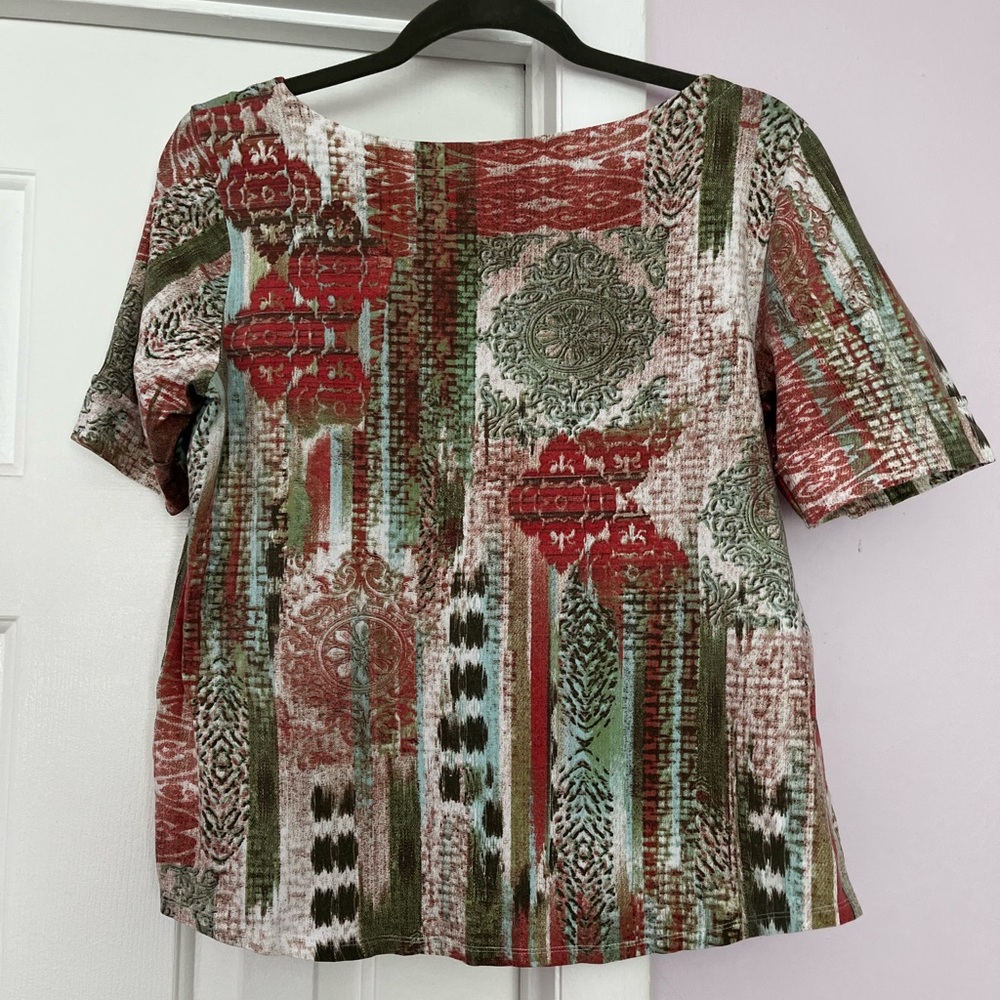 Chico muti colored short sleeve top
Green,red,and beige
Looks great with khaki